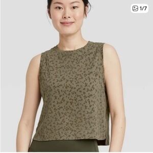 All in Motion Hunter Green active wear Patterned  crop Tank Top extra small XS